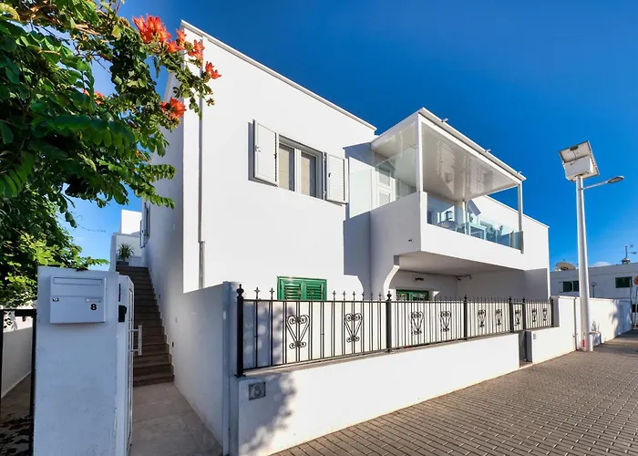 La Joya - Near To The By Lanzarote * بويرتو ذيل كارمين